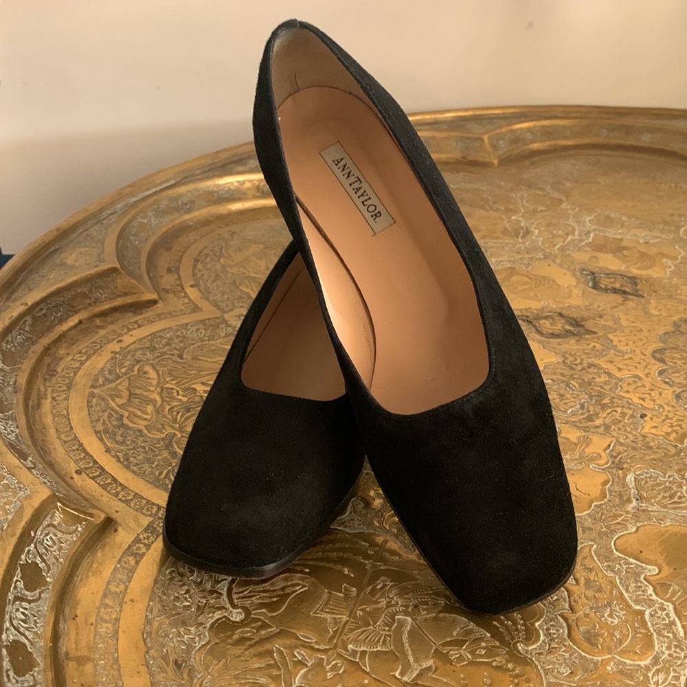 ANN TAYLOR Pumps Sued Shoes.